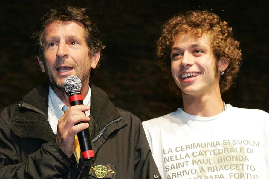 Graziano Rossi, 67 anni, con il figlio Valentino, 42, durante una cerimonia