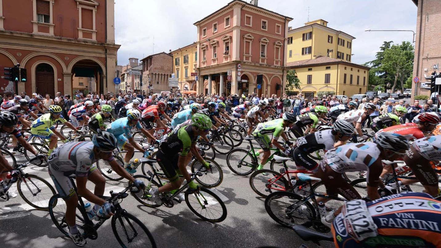 Il passaggio dei ciclisti a Imola nel Giro d’Italia del 2015