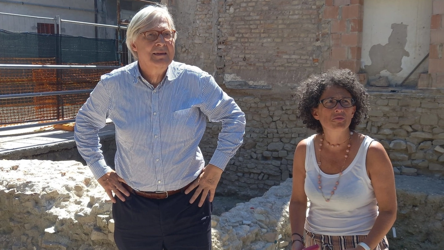Il sottosegretario alla Cultura Vittorio Sgarbi con l’archeologa della Soprintendenza Ilaria Venanzoni in visita nel sito di via Vitruvio (archivio)