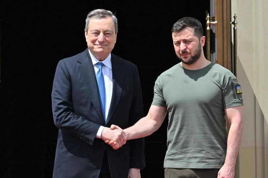 Kiev, stretta di mano tra Draghi e Zelensky davanti al palazzo presidenziale
