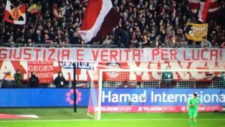 Lo striscione per Luca Fanesi esposto dai tifosi del Bayern Monaco