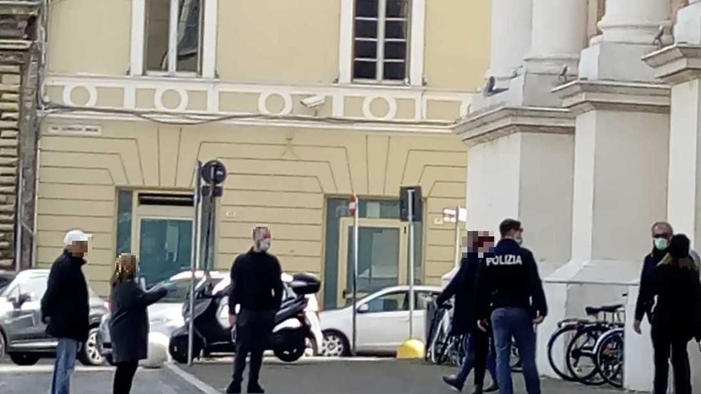 Pesaro, la polizia fuori dalla Posta