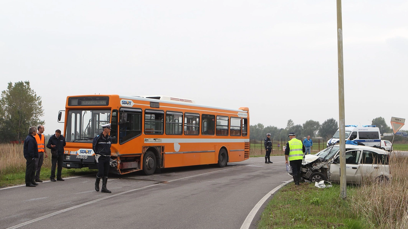 Incidente a Ravenna, auto contro autobus (Foto Zani)