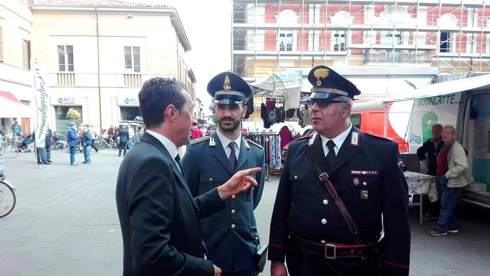 Il sindaco conversa con Fiamme Gialle e Carabinieri (Foto Scardovi)