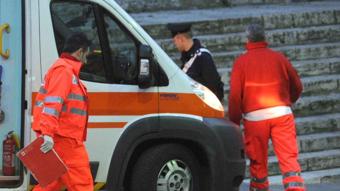Incidente, sul posto ambulanza e carabinieri (Foto di repertorio Crocchioni)