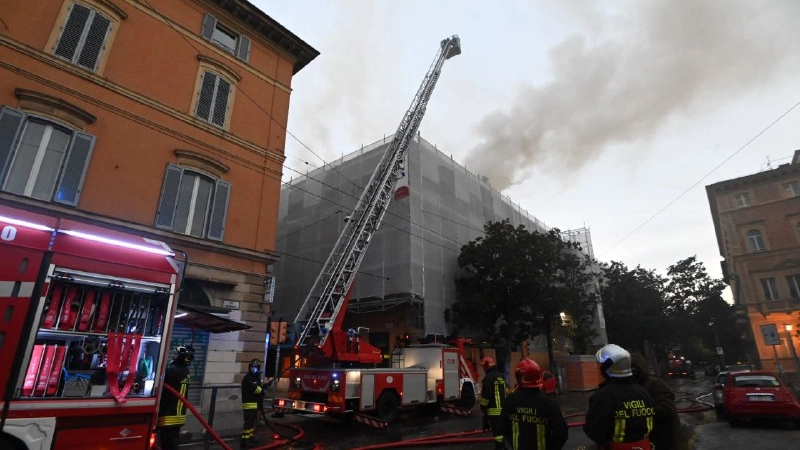 Incendio in via Garibaldi a Bologna 