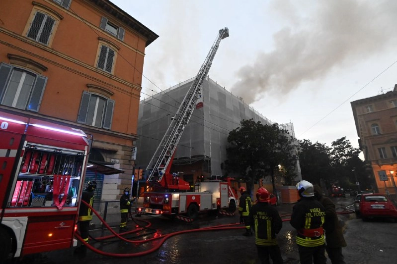 Incendio in via Garibaldi a Bologna 