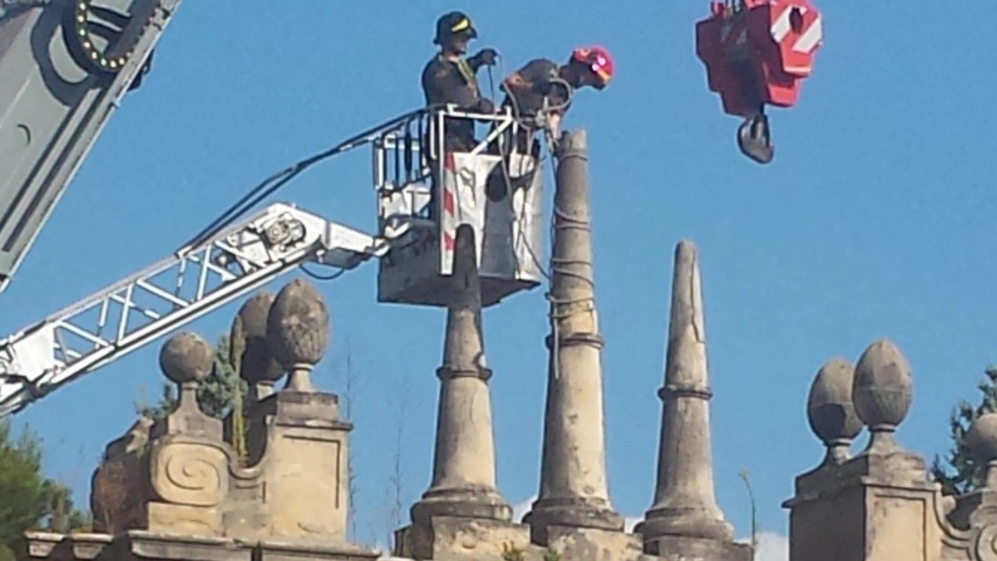 Vigili urbani verificano la tenuta dei fregi dell’Arco del Miralfiore a Pesaro