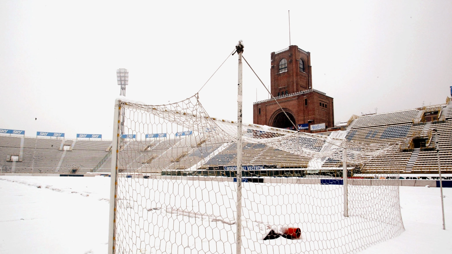 Campo di calcio coperto di neve (foto archivio Ansa)