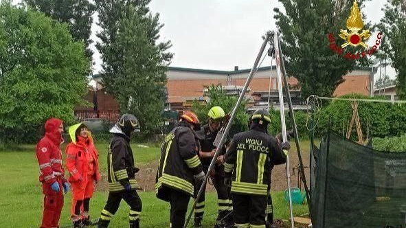 Due squadre di vigili del fuoco hanno salvato un uomo caduto nel pozzo a Forlì