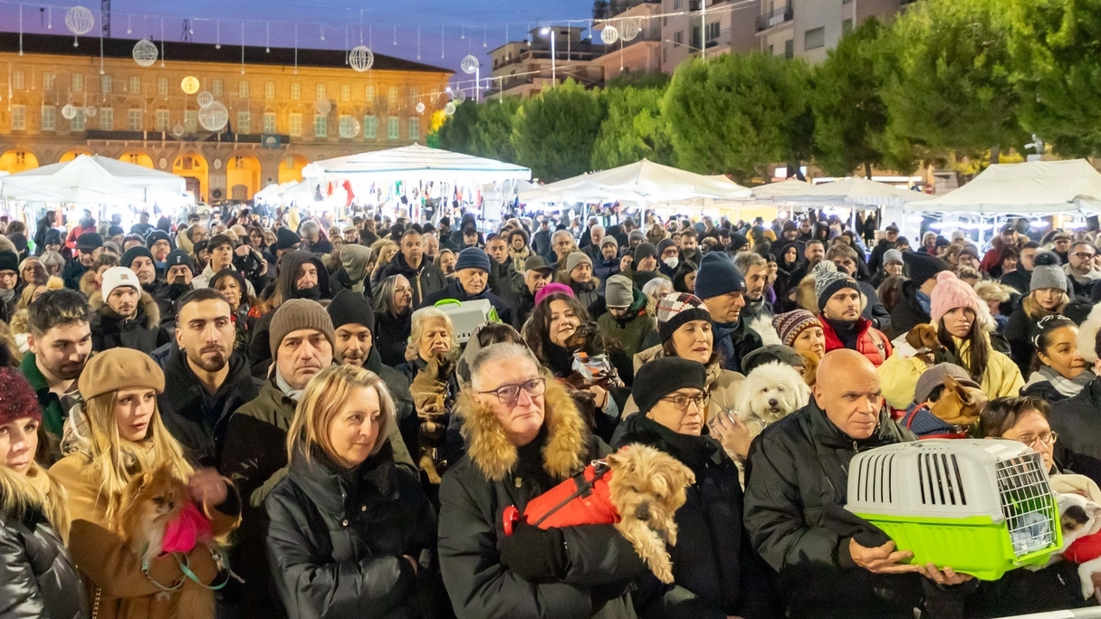 La piazza di Civitanova gremita per la benedizione  degli animali e la consegna delle panette di Sant'Antonio