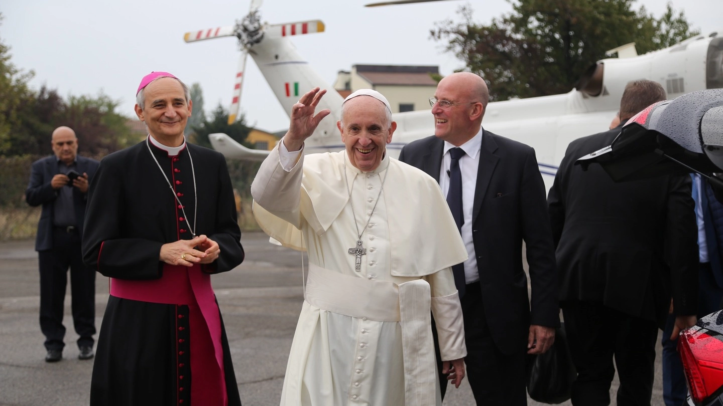 Papa Bergoglio appena atterrato a Bologna, nel 2017, accolto da monsignor Zuppi
