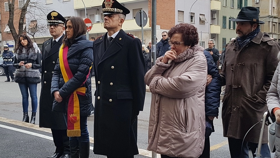 La madre di Otello Stefanini durante una commemorazione (foto Ansa)