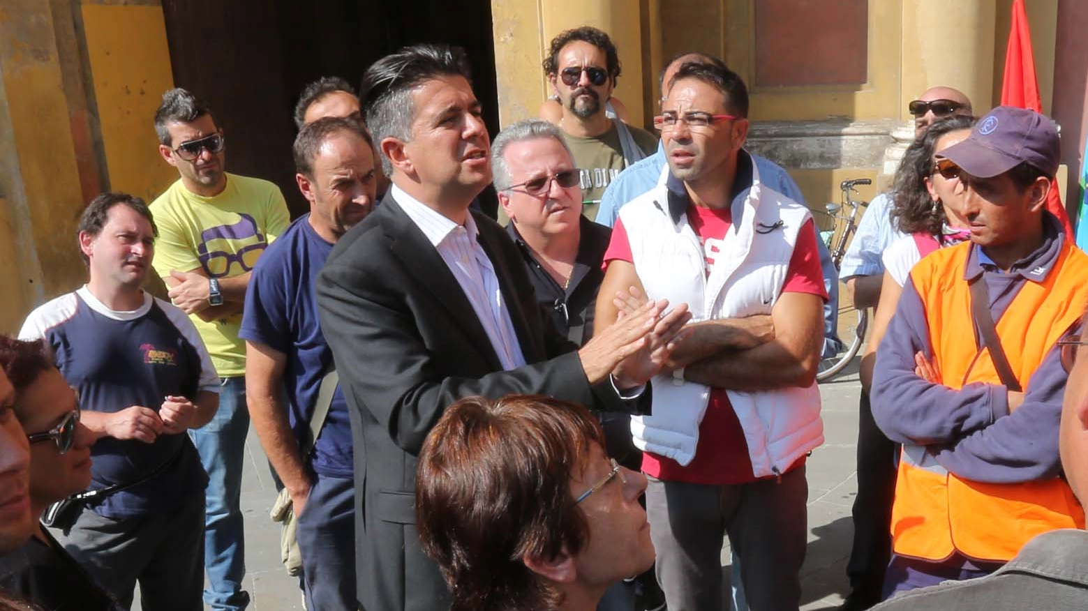 Il sindaco Manca con gli operai della Aimeri in piazza Matteotti (foto Isolapress)