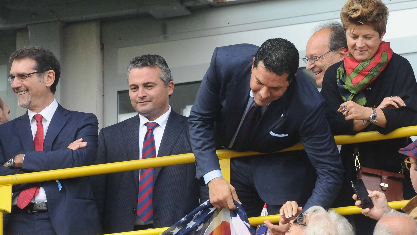 l sindaco Virginio Merola, il segretario del Pd, Raffaele Donini e Joe Tacopina che riceve una bandiera degli Usa da una tifosa