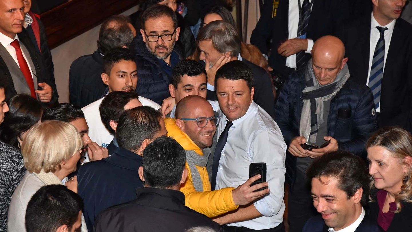 Renzi accolto dai suoi sostenitori al Teatro Ariosto di Reggio Emilia (Artioli)