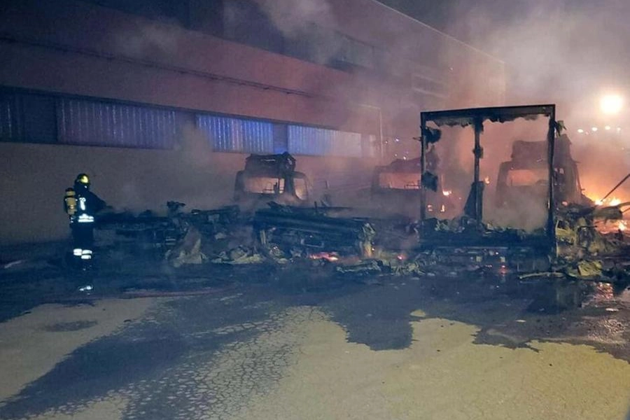 I mezzi della Marr devastati dall’incendio doloso appiccato sabato a Carasco