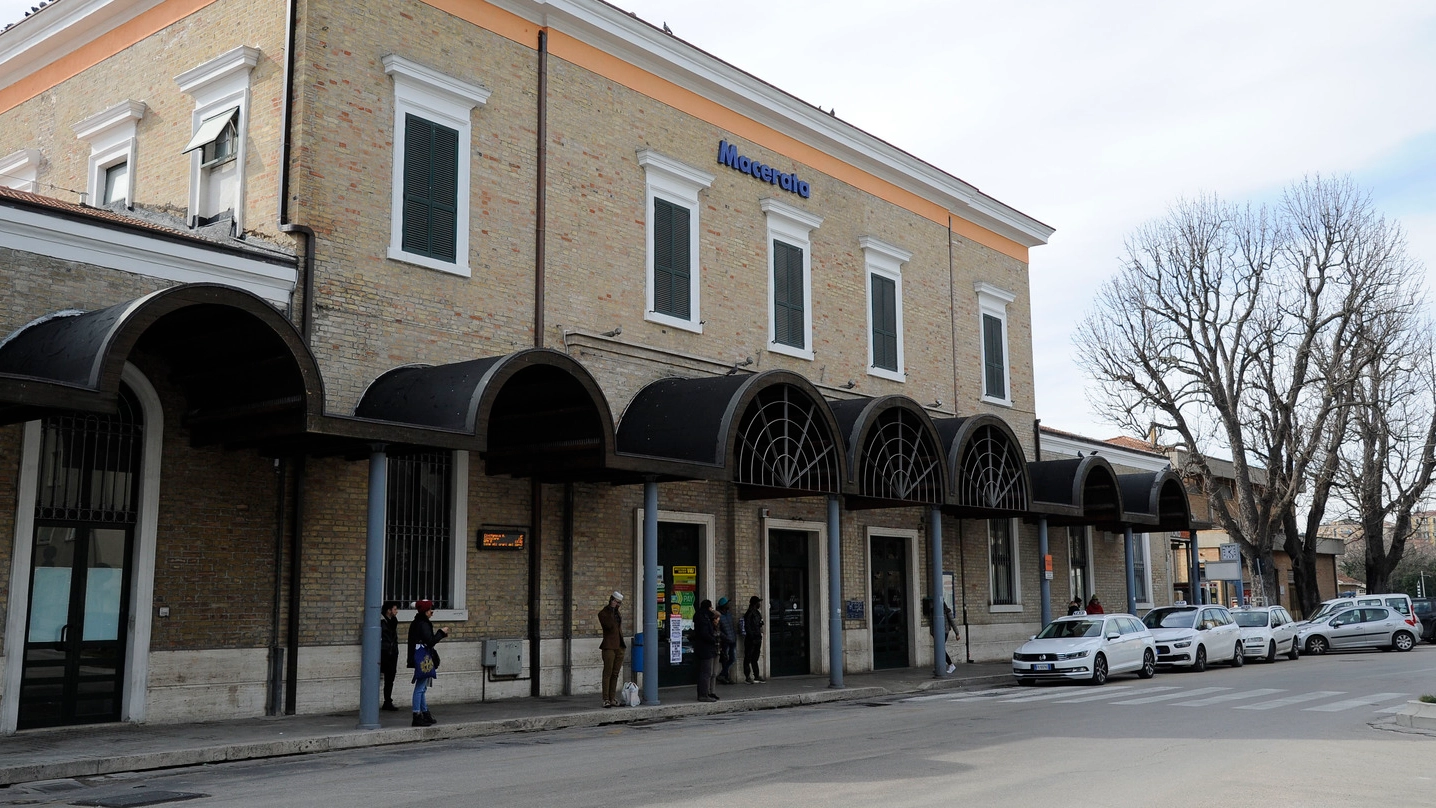 La stazione dei treni di Macerata (foto d'archivio)