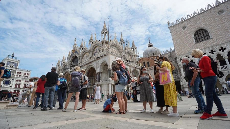 Zona bianca: turisti in piazza San Marco a Venezia (Ansa)