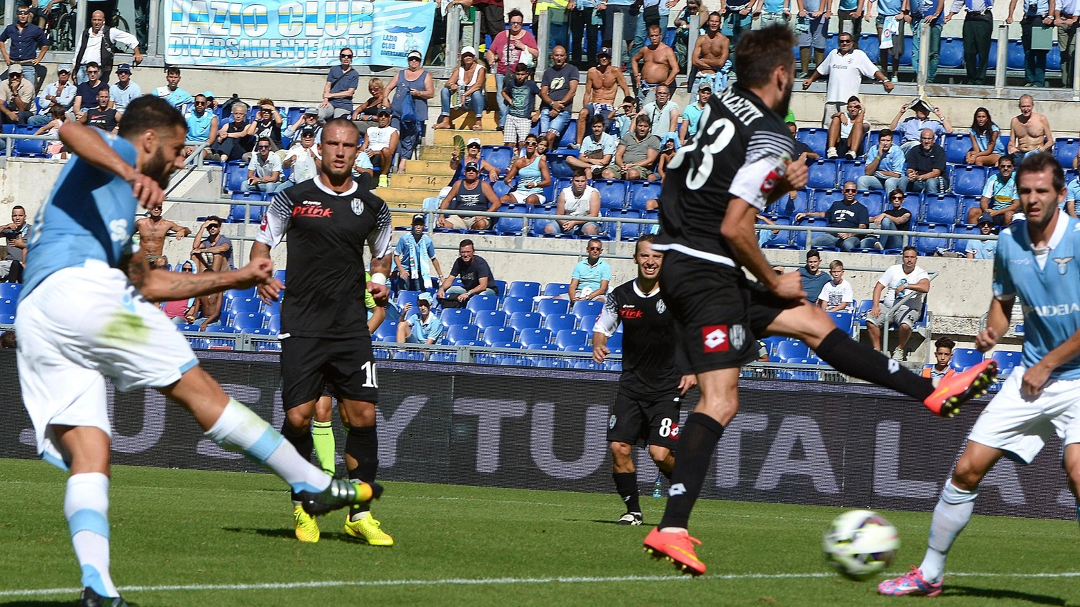 L'1-0 di Candreva, ex del Cesena che ha dato il via alla vittoria netta della Lazio (foto Alive)