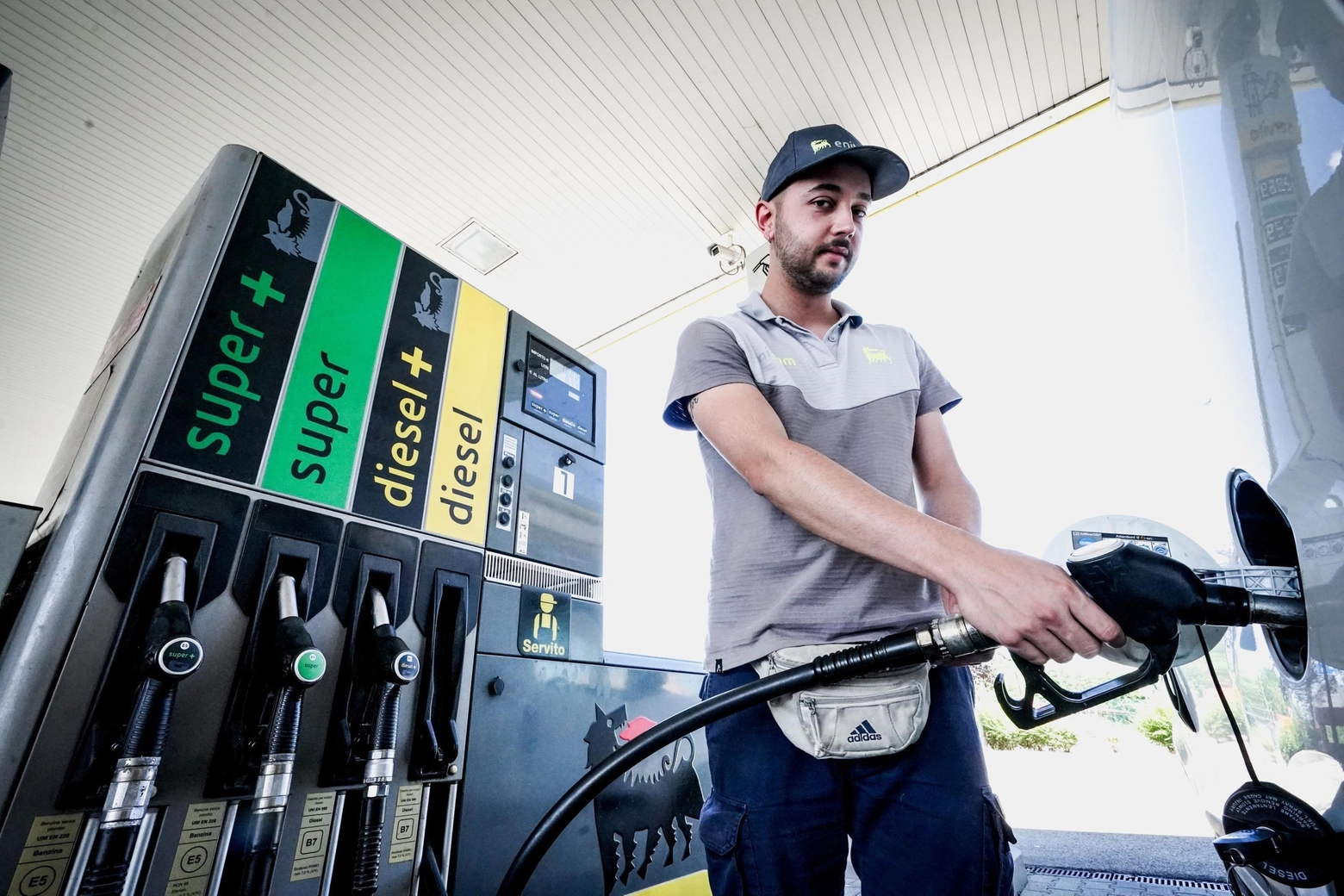 Rialzo dei prezzi della benzina: un distributore in autostrada