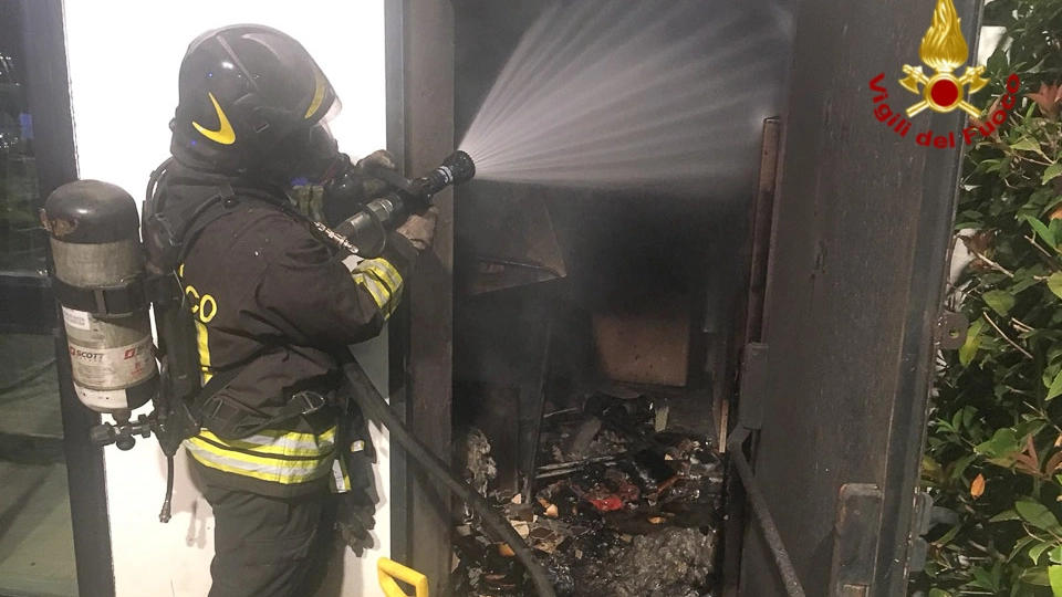 Incendio a Pianoro, fiamme nel locale frigoriferi della piscina