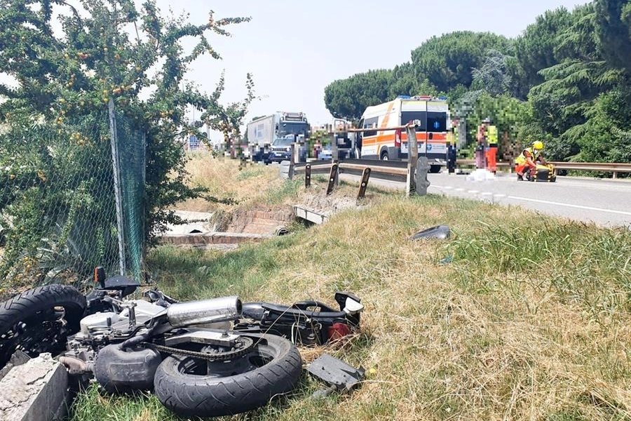 Incidente Adriatica a Rimini oggi, la moto distrutta nell'impatto