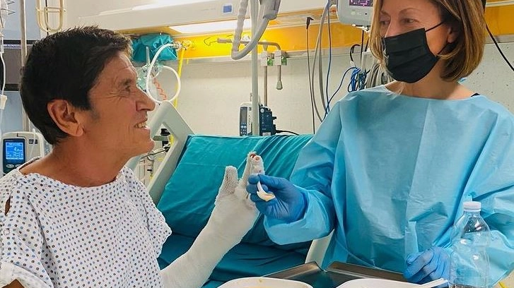 Gianni Morandi accudito dalla moglie Anna in ospedale (foto da Instagram)