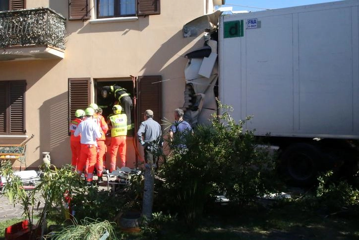 Il camion finito contro una casa a Cesena (foto Ravaglia)