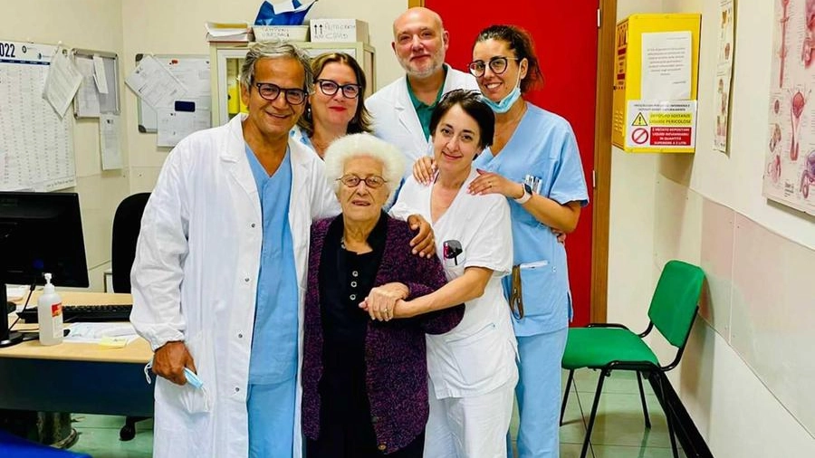 Nonna Maddalena con il primario Behrouz e la sua equipe