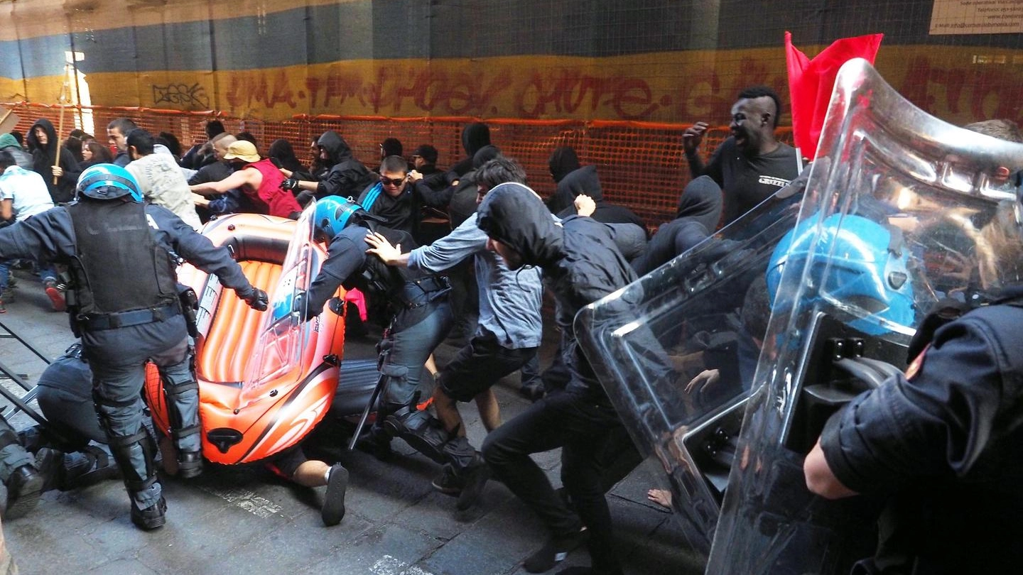 Salvini a Bologna, scontri in via Zamboni (foto Ansa)