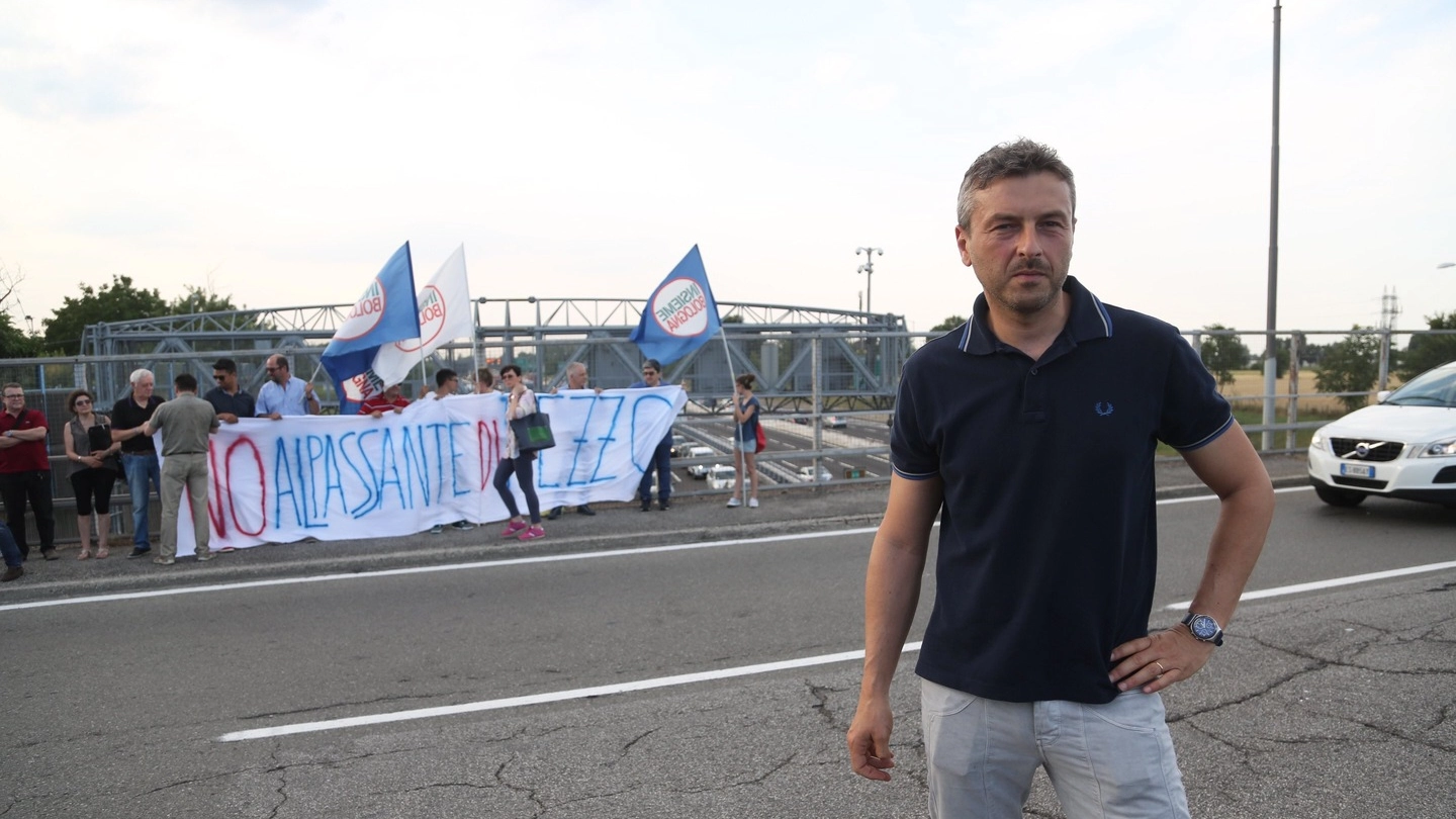 Manes Bernardini al sit-in organizzato sul ponte della tangenziale per dire di no al Passante di mezzo (Schicchi)
