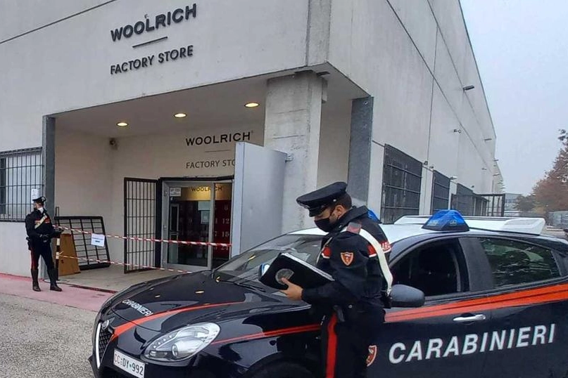 I carabinieri dopo il tentativo di furto all’outlet Woolrich del novembre 2021