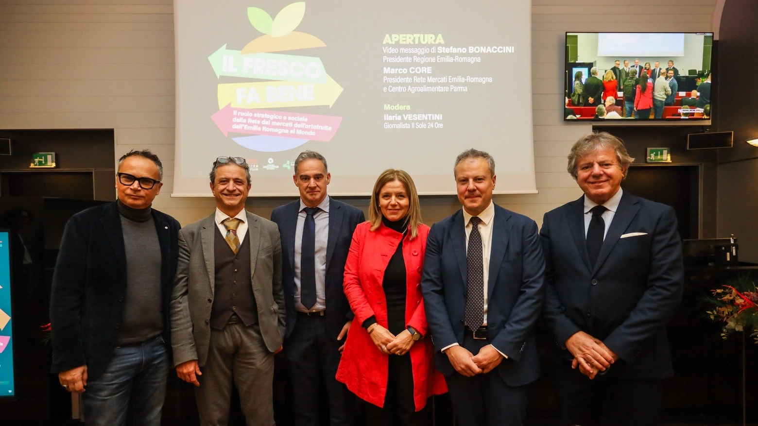 Foto di gruppo del convegno "Il fresco fa bene!" promosso dalla Rete dei mercati agroalimentari dell'Emilia-Romagna e dalla Regione