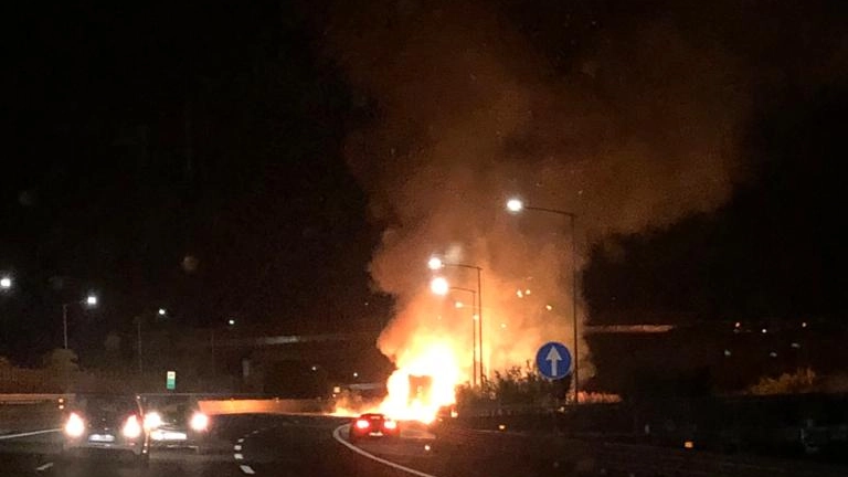 L'incendio che ha bloccato l'A14 a Fano