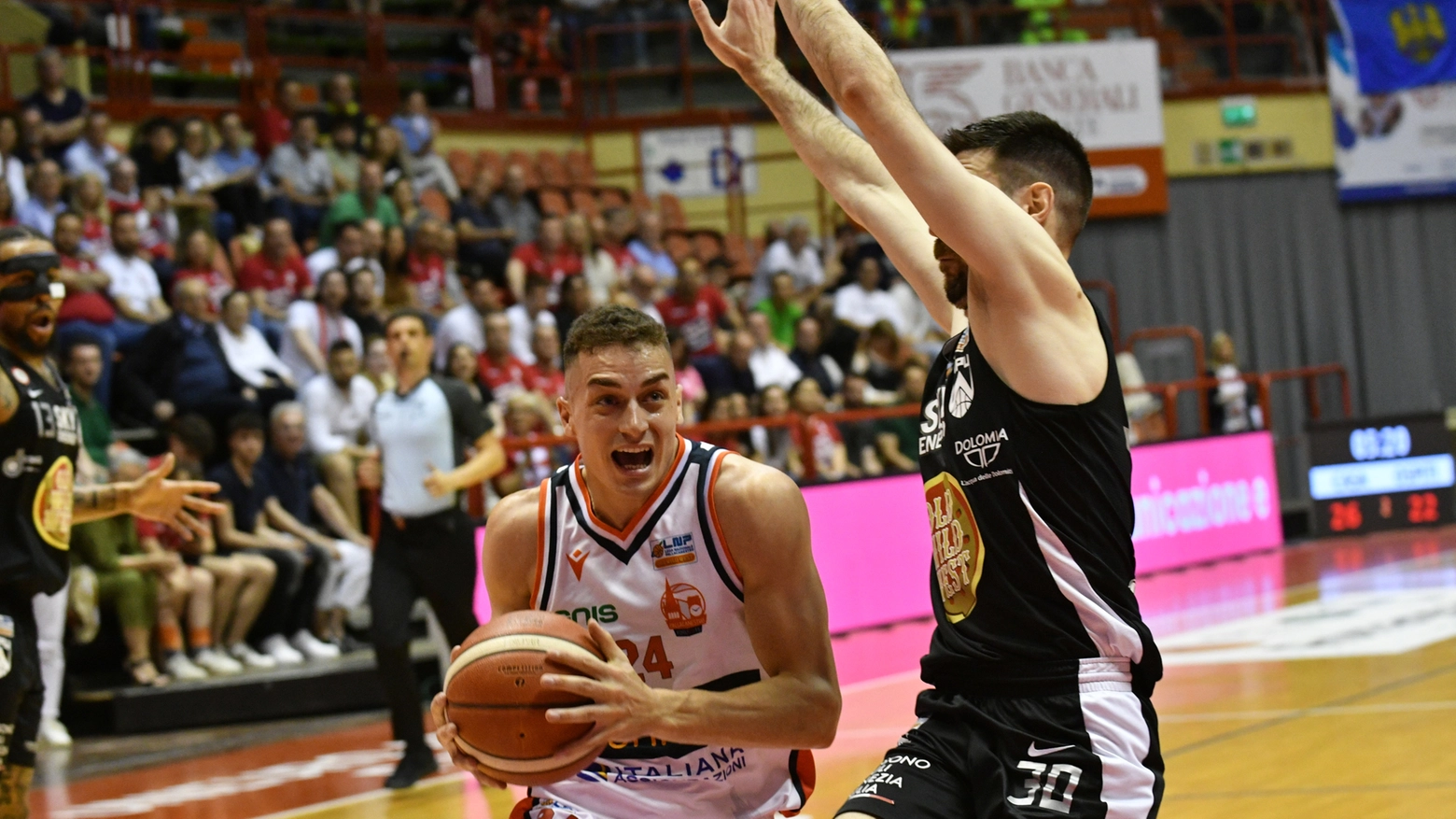 Basket, gara1 Forlì-Udine è battaglia: vince l’Unieuro