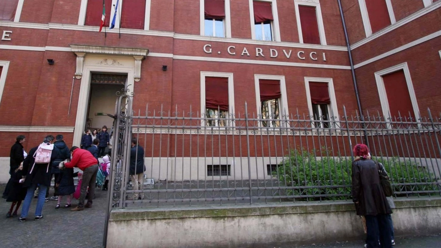 L’ingresso delle scuole Carducci (Foto Schicchi)
