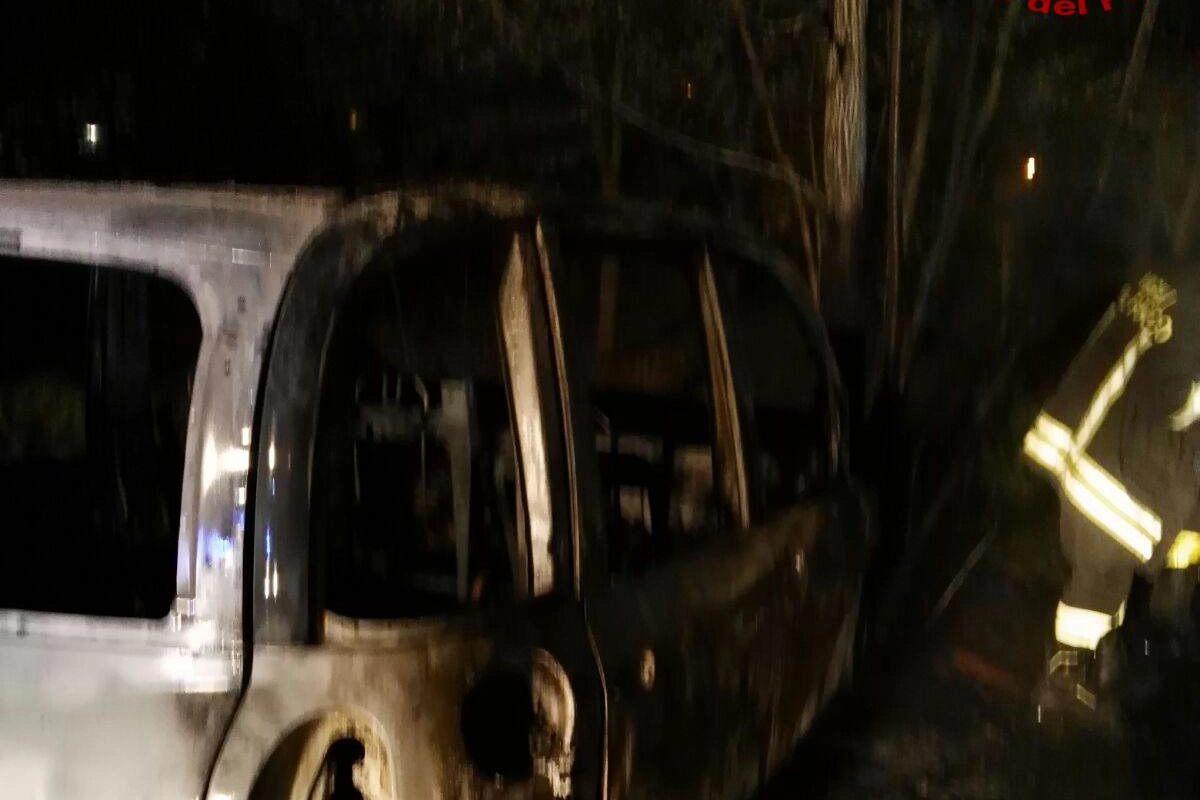 Modena, una delle due auto andate in fiamme