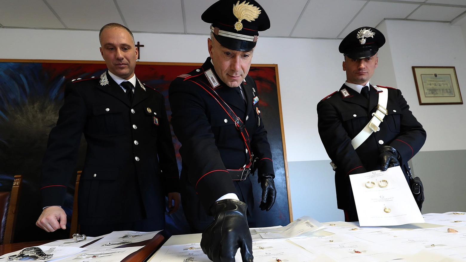 Furti in casa a Pesaro, i carabinieri con la refurtiva (Fotoprint)