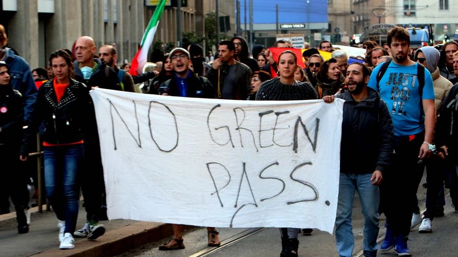 manifestazione no pass contro l'obbligatorietà del certificato verde per i lavoratori