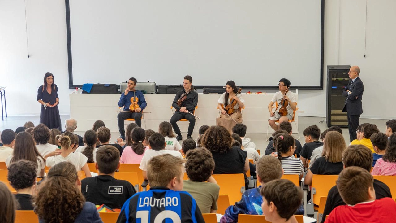 Postacchini show  La magia del violino  incanta gli studenti:  stasera il gran galà