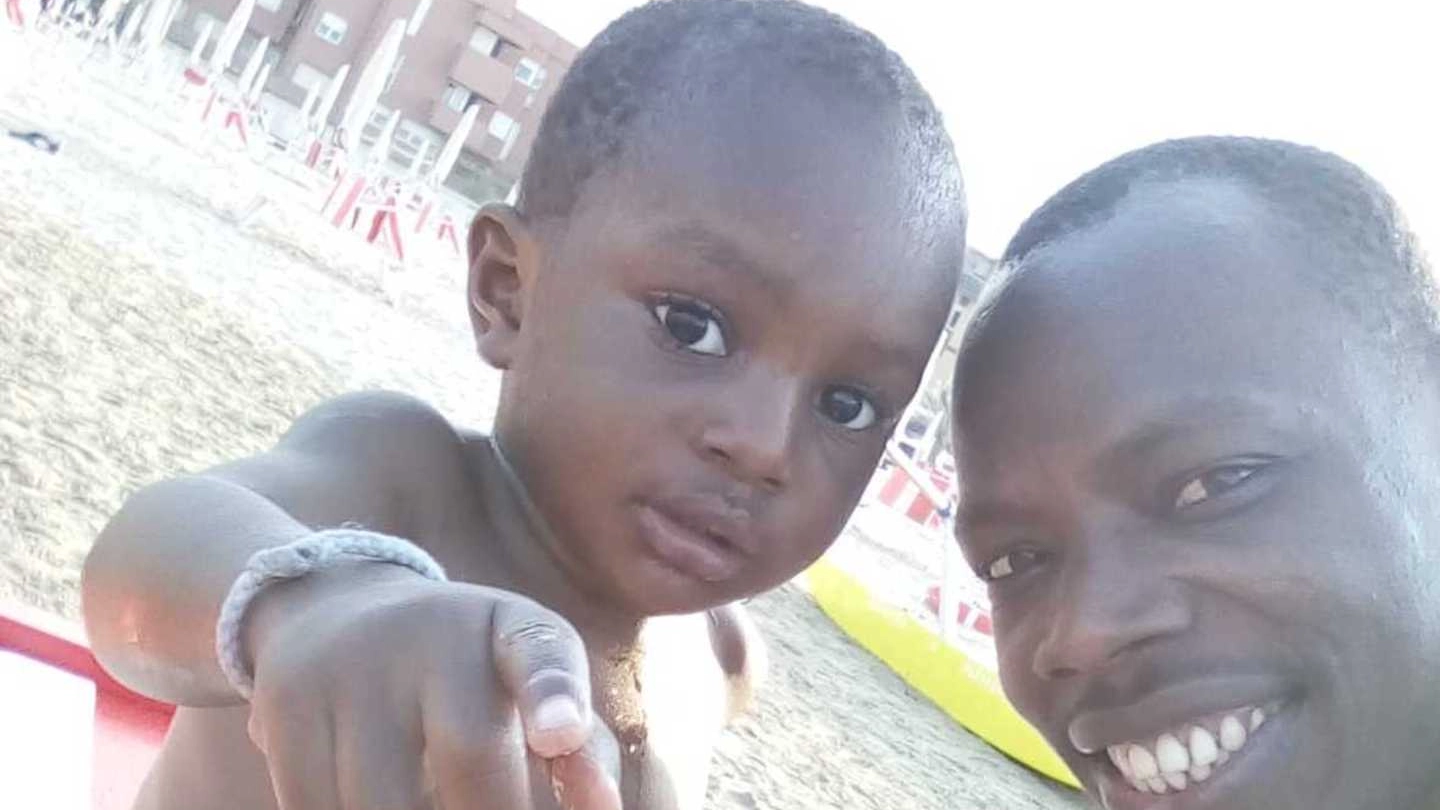 Il piccolo Khadim Ndiaye col padre Mamadou, fornaio e residente a Savignano 