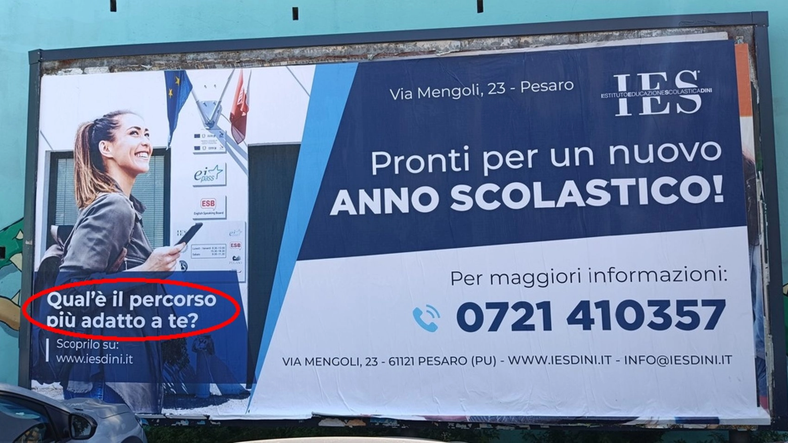 Il cartellone con l’errore grammaticale in via La Marca a Pesaro