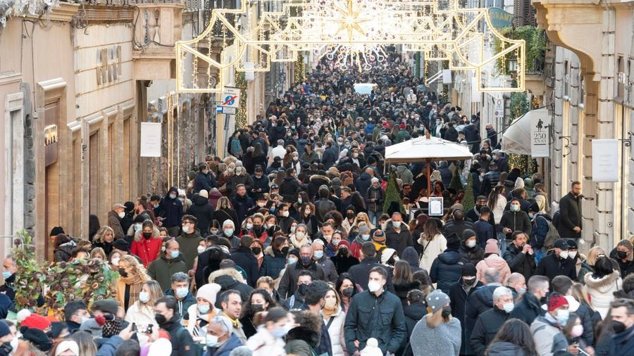 Folla nelle vie dello shopping in via dei Condotti a Roma