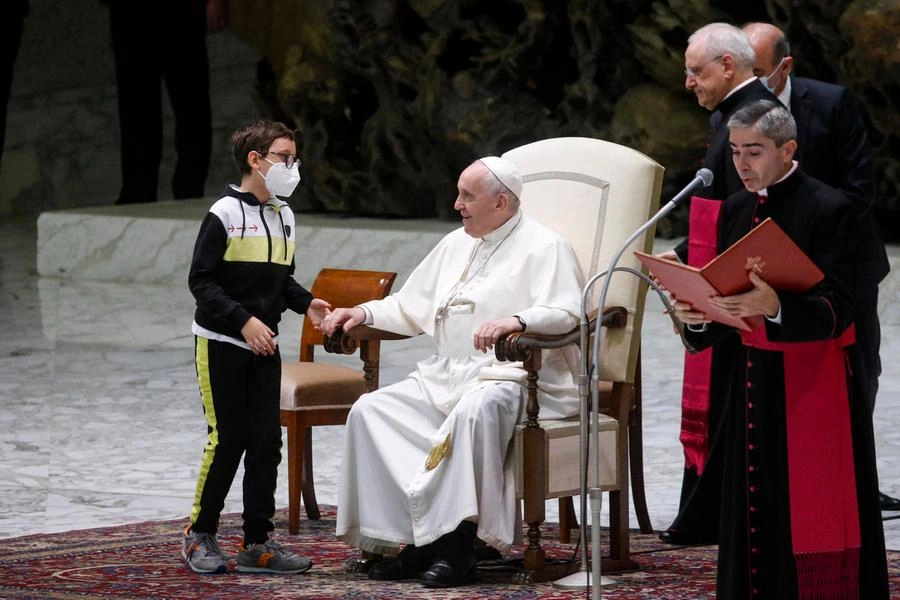 Un bambino di 10 anni ha superato le barriere ed è corso dal Papa (Ansa)