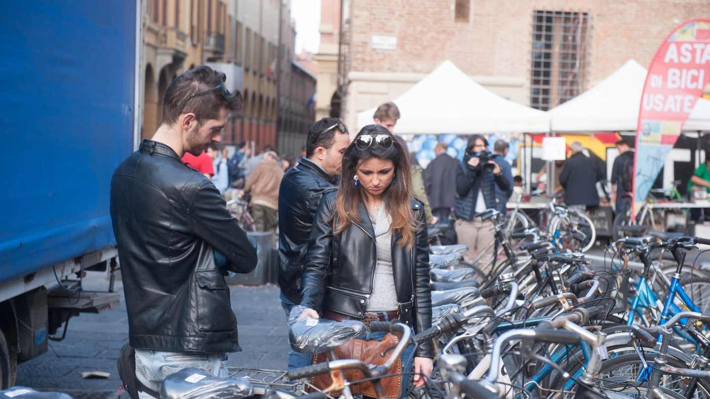 Bologna, asta delle biciclette in piazza Verdi (foto Schicchi)