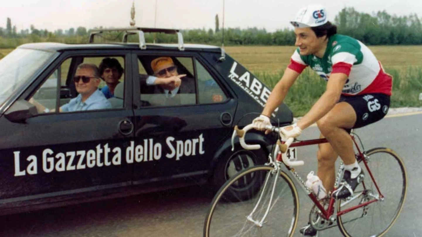 Sul sedile posteriore della macchina della Gazzetta dello Sport  Guglielmo Fanticini dialoga con Beppe Saronni
