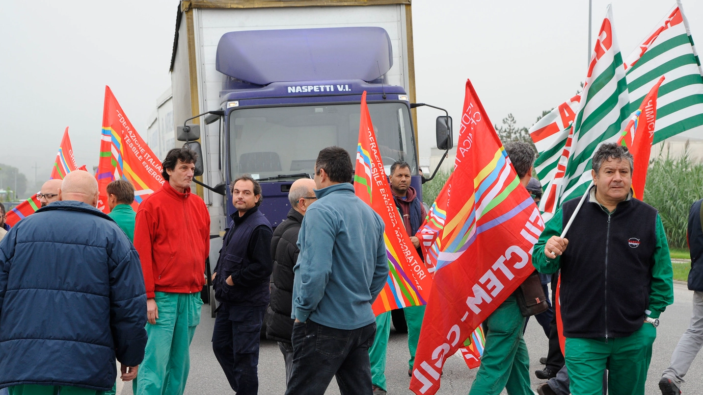 I lavoratori bloccano un camion (foto Calavita)