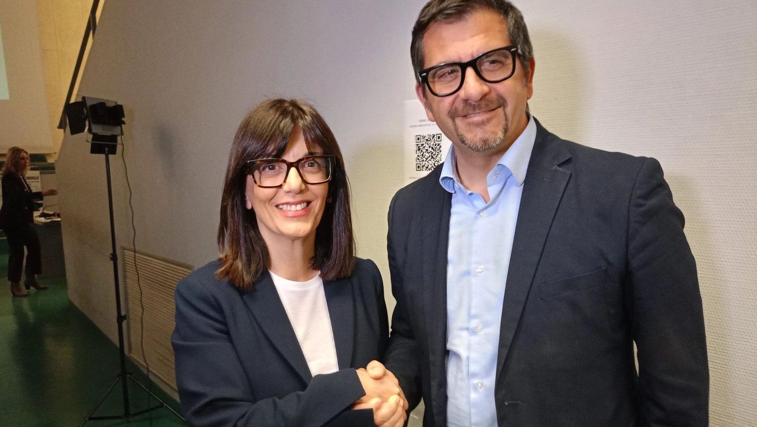 Ida Simonella e Daniele Silvetti, stretta di mano fra i due candidati sindaci al ballottaggio