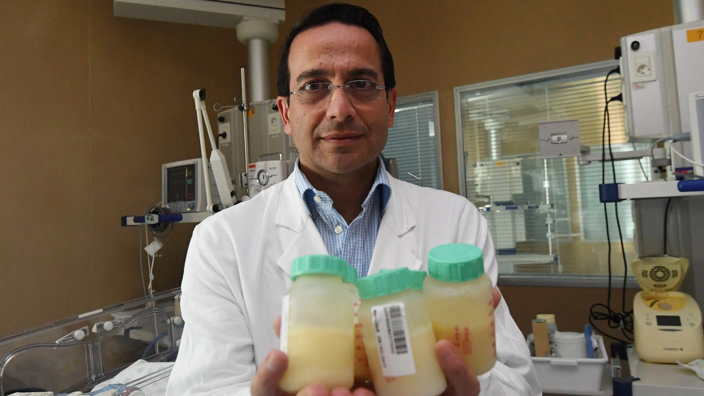 Il professor Luigi Corvaglia con i biberon del latte donato dalle altre mamme